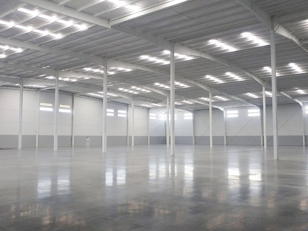 Weitläufige Industriehalle mit fugenlos beschichtetem Boden